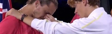 惺惺相惜！兹维列夫丢冠后哽咽，冠军得主辛纳对他进行安慰和鼓励