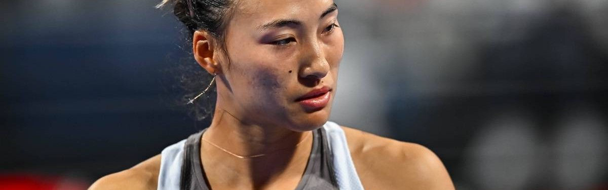 一场2-0，郑钦文丢掉世界前8，转场途中再接商务，引发不满