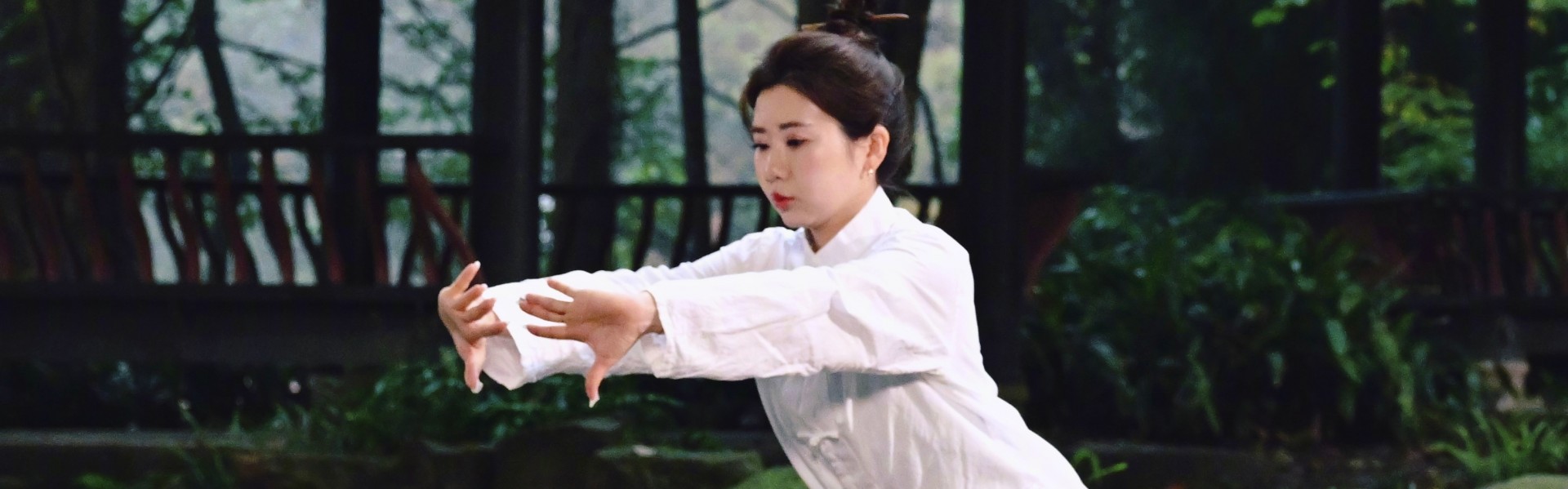 这是在干嘛？福原爱在青城山学功夫 穿着高跟鞋压马步 😲