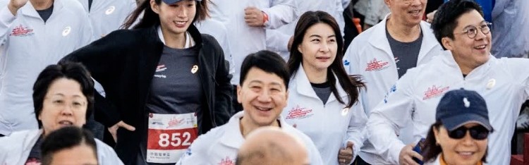 霍启刚、郭晶晶夫妇亮相港珠澳大桥，参加“2公里荣誉杯”赛事