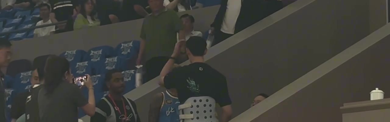 拉塞尔身穿曾凡博球衣来到G6现场 与曾凡博互动！