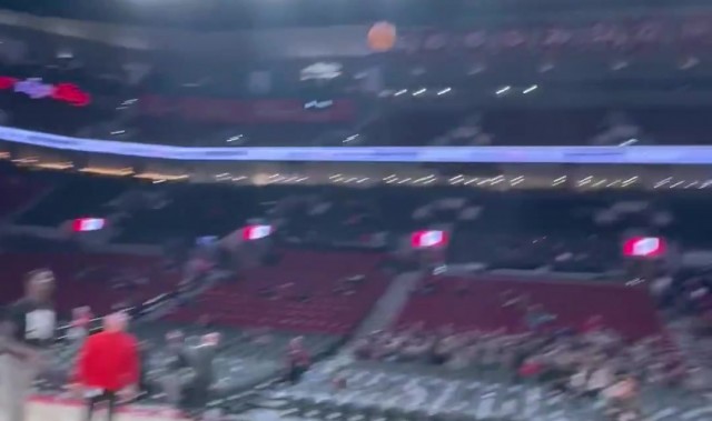 😳这都行！艾顿在自家三分线“端尿盆”超远三分稳稳命中