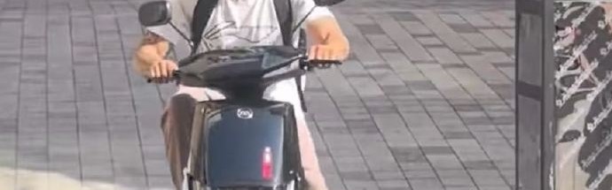 入乡随俗！广东新援伯克骑上电动车 戴上头盔非常专业