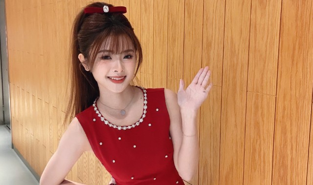 LPL互动女主持人泱泱晒照：可爱喵喵~今天穿的还是大红色~