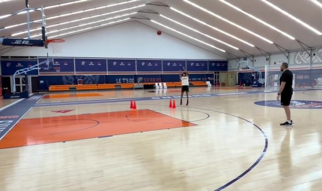 弹无虚发！17岁华裔后卫朱正晒在上海队训练馆的投篮视频