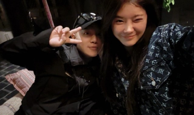 📸吴艳妮更新社媒晒美照+美景：照片会过期 但快乐不会