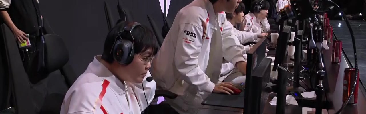 拿下胜利之后，JackeyLove面带笑意走向iG并和老队友亲切握手碰拳