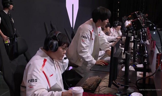 拿下胜利之后，JackeyLove面带笑意走向iG并和老队友亲切握手碰拳