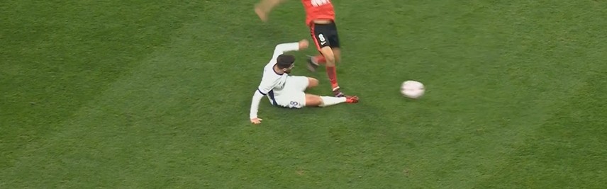 蓉城少打一人！周定洋踩中哈达斯小腿，主裁看VAR后出示直红！