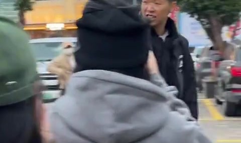 😄😄黄牛推荐黄思静优惠买票 后者：你问问旁边的人我是谁