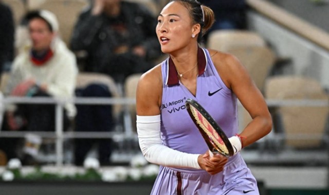 法网最新战报，郑钦文2-0阿郎戈，中国金花赢得破发大战