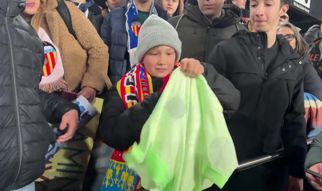 暖男！亚马尔在巴萨国王杯赛后给瓦伦西亚小球迷送了球衣